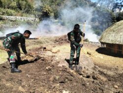 Bantu Kesulitan Warga, Satgas 721/Makkasau Bantu Perbaiki Rumah Warga