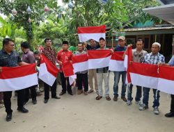 Pemko Tanjung Balai Bagikan Bendera Merah Putih Kepada Ratusan Masyarakat