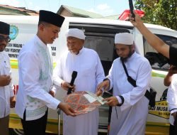Ijeck Serahkan Mobil Ambulance ke Ponpes Raudlatul Ulum