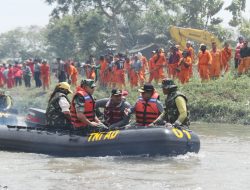 Pj Gubsu Bersama KASAD Ikut Gotong Royong Bersihkan Sungai Deli