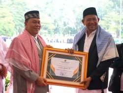 Syah Afandin Terima Penghargaan Kepala Daerah Peduli Ponpes