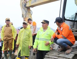 Kapoldasu Salurkan Bantuan dan Pastikan Pencarian Korban Longsor di Humbahas