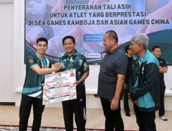 Pemprovsu Serahkan Tali Asih kepada Atlet Berprestasi Asian Games dan Sea Games