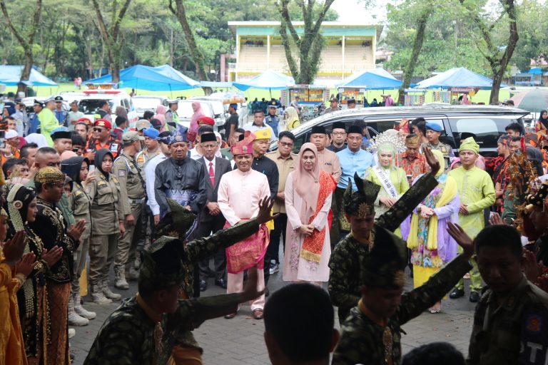 pj gubsu berikan hadiah