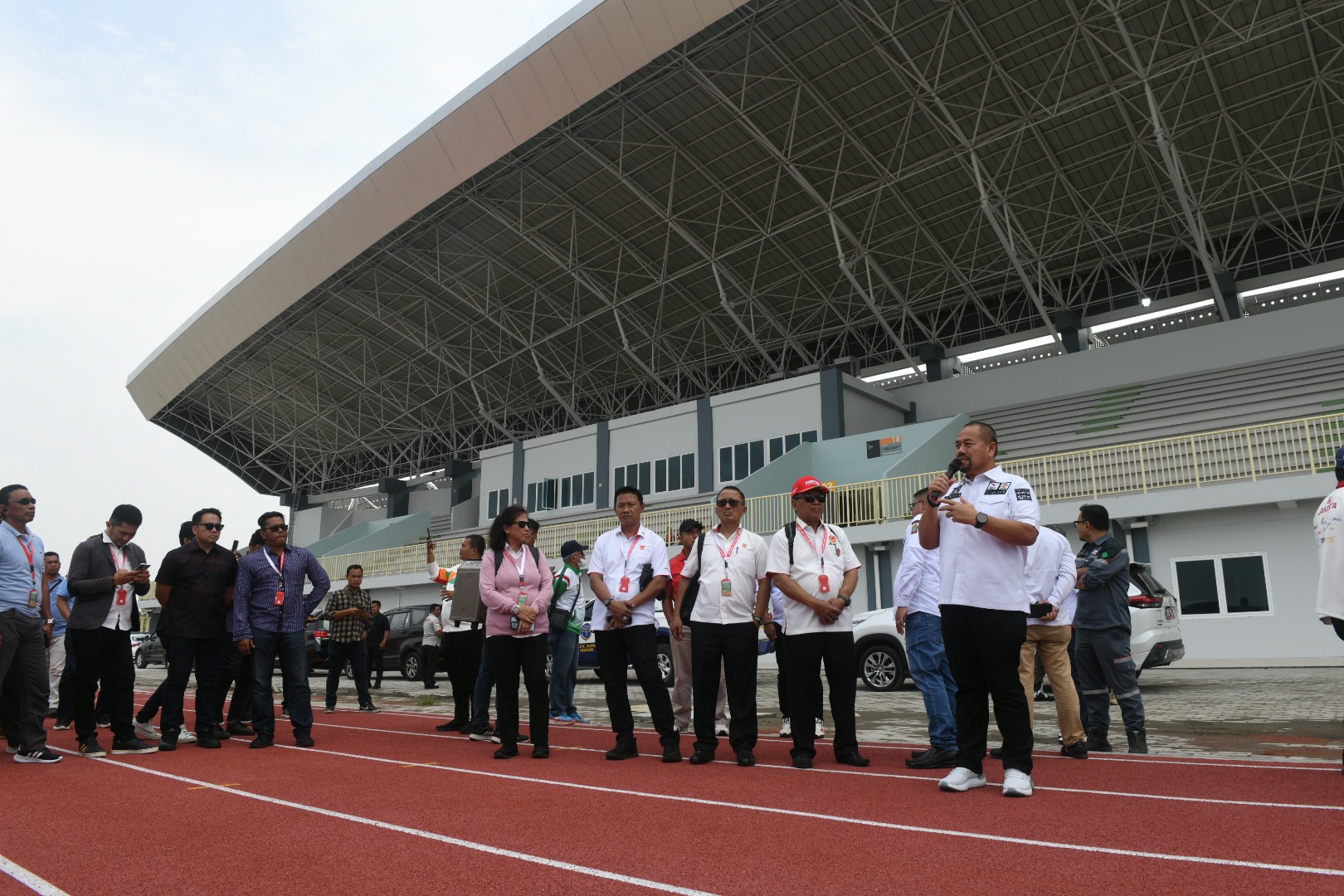 Kepala Dinas Kepemudaan dan Keolahragaan  (Dispora) Provinsi Sumut Baharudin Siagian bersama PB PON XXI Tahun 2024 Aceh-Sumut dan Ketua KONI se-Indonesia meninjau venue yang akan digunakan untuk PON XXI Tahun 2024 Aceh-Sumut di Sumut Sport Centre, Desa Sena, Kabupaten Deliserdang dan Sport Centre Dispora Sumut, Jalan Williem Iskandar/Pancing.