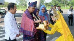 Pj Gubernur Sumut Agus Fatoni bersama Pj Ketua TP PKK Sumut Tyas Fatoni tiba dan disambut oleh Sekdaprov Sumut Arief S Trinugroho dan Ketua Dharma Wanita Persatuan Provinsi Sumut Dian Arief  Trinugroho di Bandara Internasional Kualanamu, Kabupaten Deli Serdang.