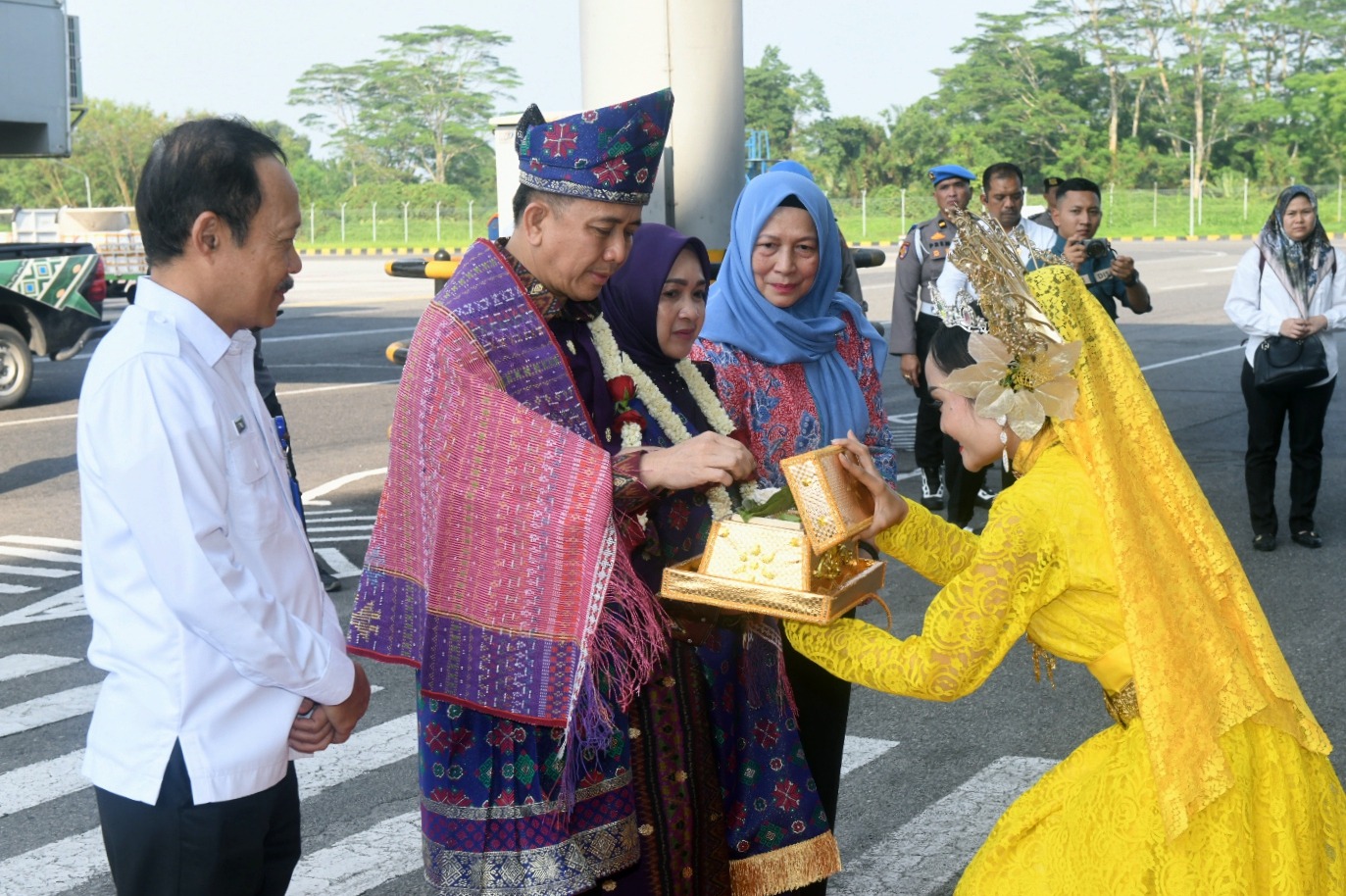 Pj Gubernur Sumut Agus Fatoni bersama Pj Ketua TP PKK Sumut Tyas Fatoni tiba dan disambut oleh Sekdaprov Sumut Arief S Trinugroho dan Ketua Dharma Wanita Persatuan Provinsi Sumut Dian Arief  Trinugroho di Bandara Internasional Kualanamu, Kabupaten Deli Serdang.