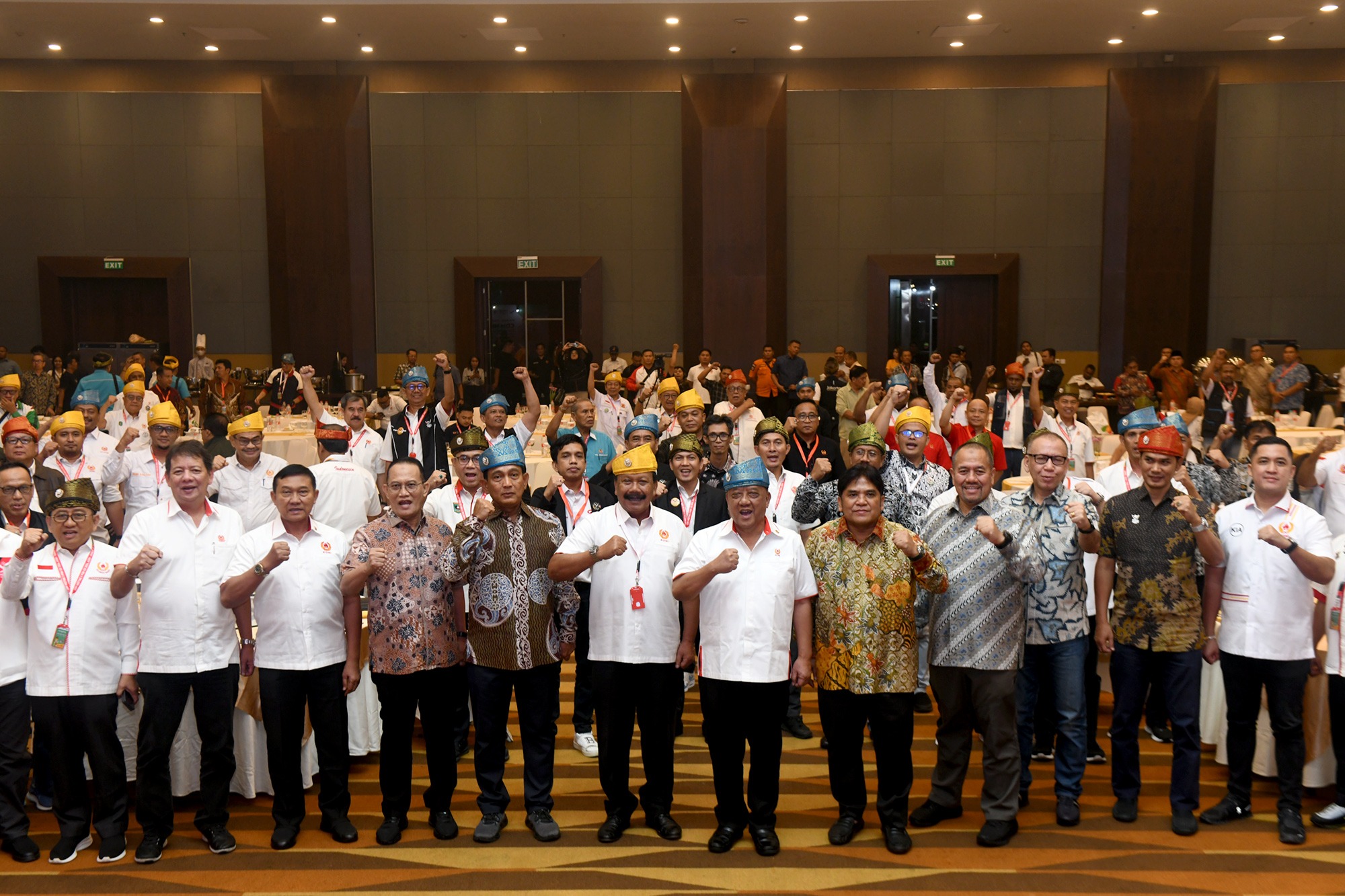 Ketua Umum  Komite Olahraga Nasional Indonesia (KONI) Pusat  Marciano Norman didampingi Ketua Harian Panitia Besar (PB) Persatuan Olahraga Nasional (PON) XXI 2024 ACEH - SUMUT Wilayah Sumut Afifi Lubis, serta Kadispora Sumut Baharuddin Siagian, pada pembukaan Chef de Mission Meeting (CDM) II PON XXI 2024, Aceh-Sumut.