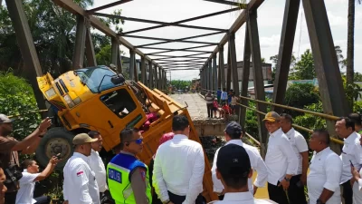 Kadis PUPR Provinsi Sumatera Utara Mulyono bersama Muspida Kabupaten Langkat meninjau Jembatan Air Tenang yang ambruk,