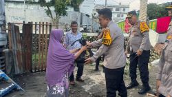 Kapolres Binjai AKBP Bambang C Utomo berikan bantuan sembako kepada warga masyarakat yang terdampak banjir di Binjai.