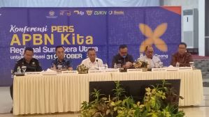 Kepala Perwakilan Kementerian Keuangan Provinsi Sumut sekaligus Kepala Kanwil DJP Sumut I, Arridel Mindra (empat kiri) bersama pembicara lainnya pada Konferensi pers 'APBN Kita Regional Sumut