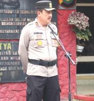 Kapolres Binjai AKBP Bambang C Utomo SH S.IK MH di abadikan saat memberikan arahan kepada anggotanya.