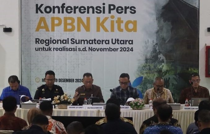 Kepala Perwakilan Kemenkeu Sumut yang juga menjabat sebagai Kepala Kanwil DJP Sumut I, Arridel Mindra (tiga kiri) pada pemaparan APBN Kita Regional Sumut untuk realisasi sampai November 2024 di Gedung Keuangan Negara 