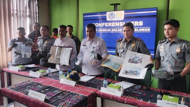 Kepala Kantor Wilayah Direktorat Jenderal Imigrasi Sumatera Utara, Teodorus Simarmata SH M.Hum dan Kakanim Kelas II TPI Belawan Andriw Guntur Suryadarma Simanjuntak memberikan keterangan pers.