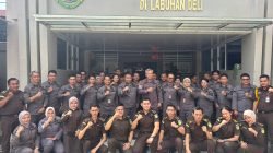 Usai melakukan sidak Kajatisu berpoto bersama kacabjari Deli Serdang di Labuhan deli serta seluruh pegawai. *Foto/IK/Topas#