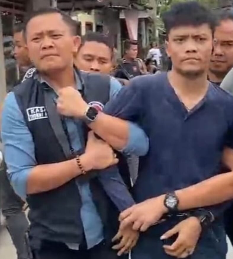 Kasat Narkoba Polrestabes Medan, AKBP Thommy Aruan membawa tersangka.