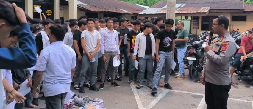 Kapolsek Sunggal Kompol Bambang Gunanti Hutabarat memberikan arahan saat dan nasehat kepada para pelajar.