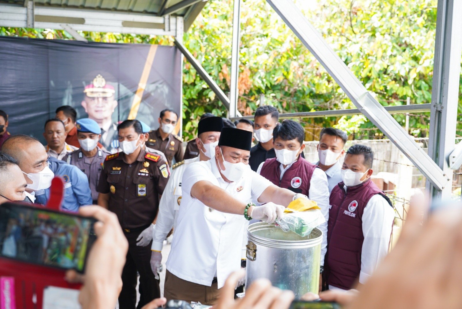 Kapolres Batu Bara bersama Wakil Bupati dan sejumlah pejabat terkait menyampaikan hasil barang bukti Narkoba yang akan di musnahkan. 