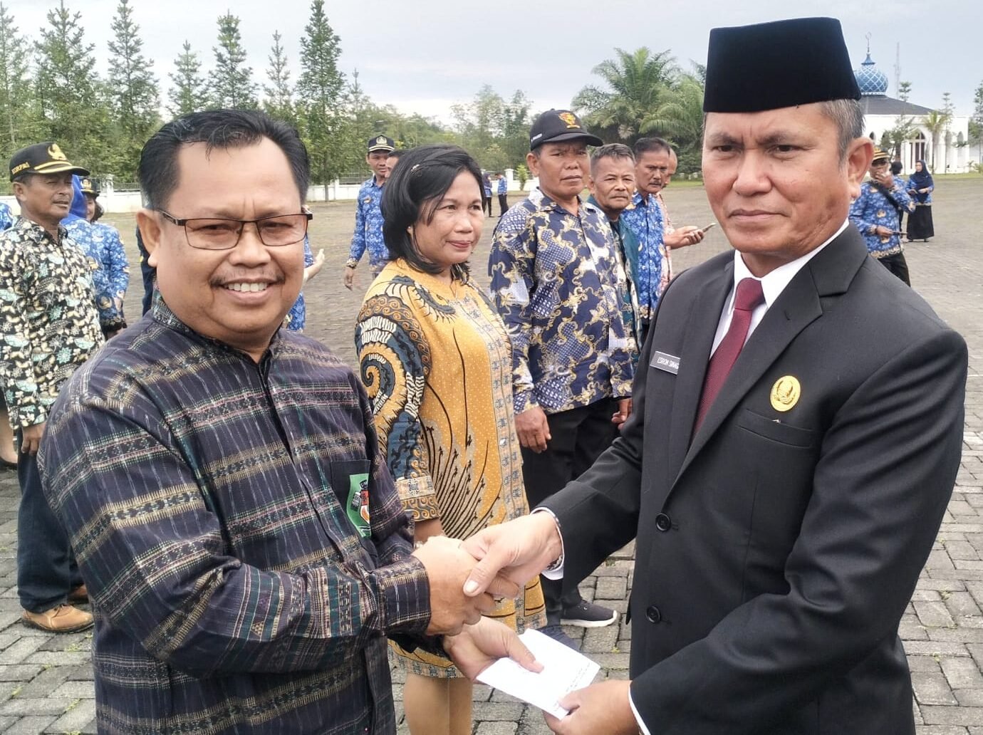 Sekda Simalungun saat memberikan asih Korpri kepada sejumlah ASN.