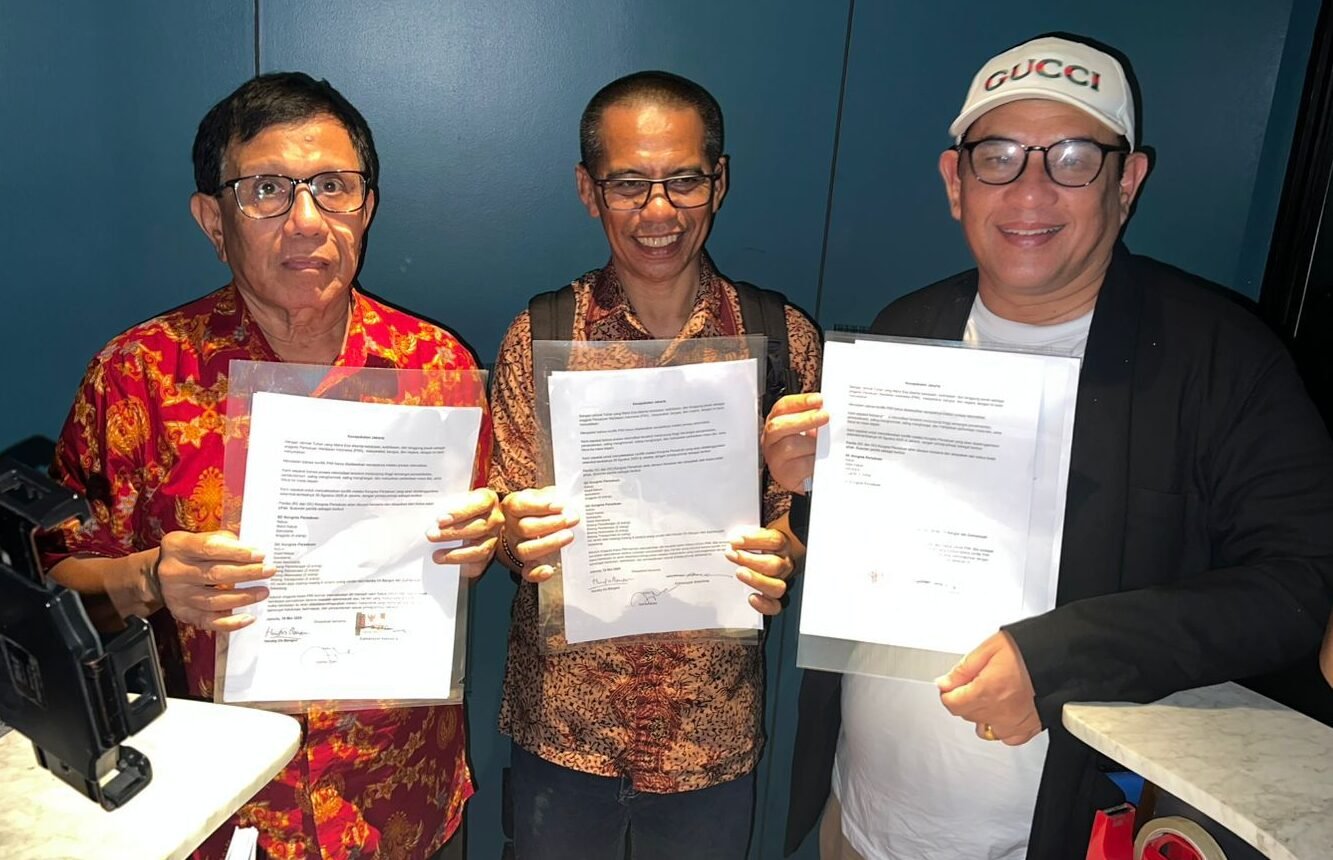 Ketua Umum PWI hasil Kongres Bandung, Hendry Ch Bangun, dan Ketua Umum PWI hasil Kongres Luar Biasa, Zulmansyah Sekedang. dan Dahlan Dahi, anggota Dewan Pers.