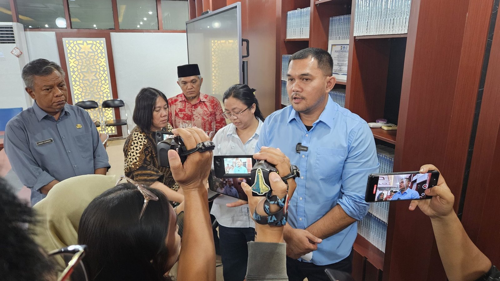 Kepala Dinas Pendidikan Sumatera Utara (Sumut) Alexander Sinulingga menjelaskan tentang Sistem Penerimaan Murid Baru (SPMB) di Sumut, di kantornya, Jumat (2/5).