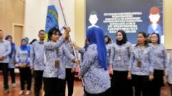 Ketua TP PKK Ny Darmawati Anton Achmad Saragih saat menyerahkan pataka kepada Pengurus yang baru dilantik.