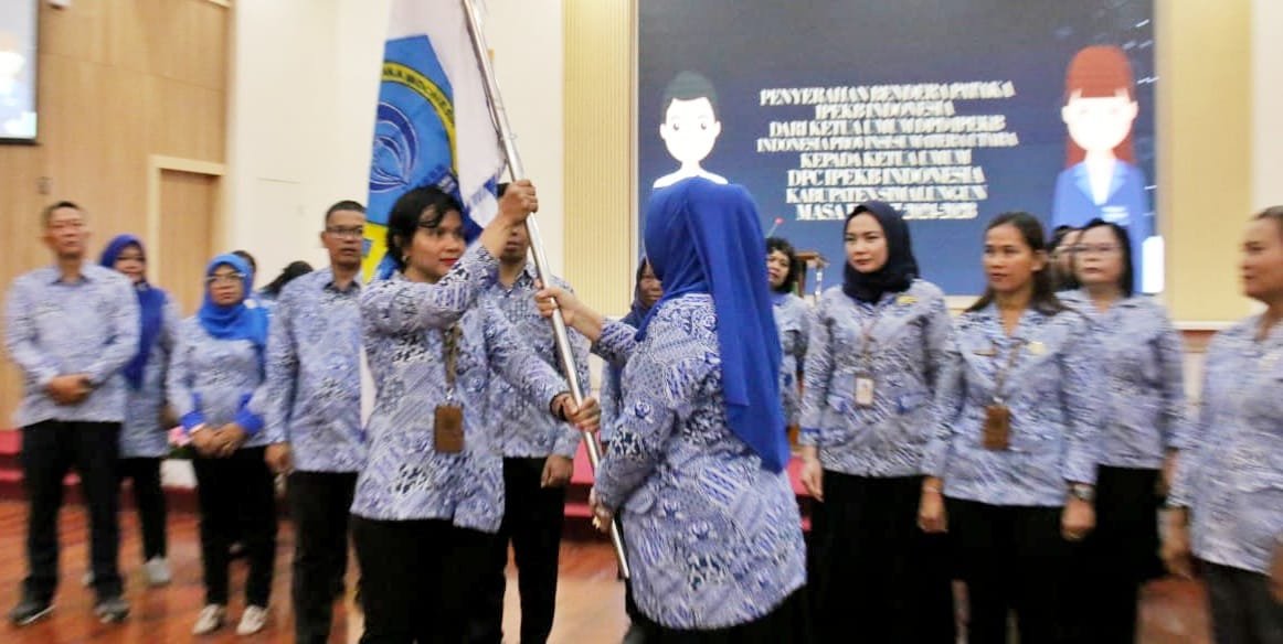 Ketua TP PKK Ny Darmawati Anton Achmad Saragih saat menyerahkan pataka kepada Pengurus yang baru dilantik.