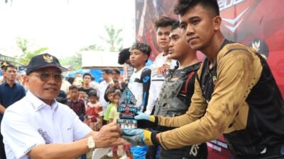 Bupati Simalungun Anton Achmad Saragih serahkan hadiah kepada pemenang lomba.
