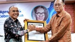 Bupati Simalungun, Anton Achmad Saragih saat menerima Penghargaan Sahabat Pers Indonesia dari SMSI.