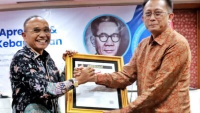Bupati Simalungun, Anton Achmad Saragih saat menerima Penghargaan Sahabat Pers Indonesia dari SMSI.