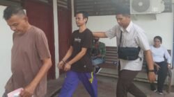 Terdakwa Rudi Sihaloho (baju kaos hitam) digiring petugas usai menjalani persidangan di PN Lubuk Pakam yang bersidang di Labuhan Deli