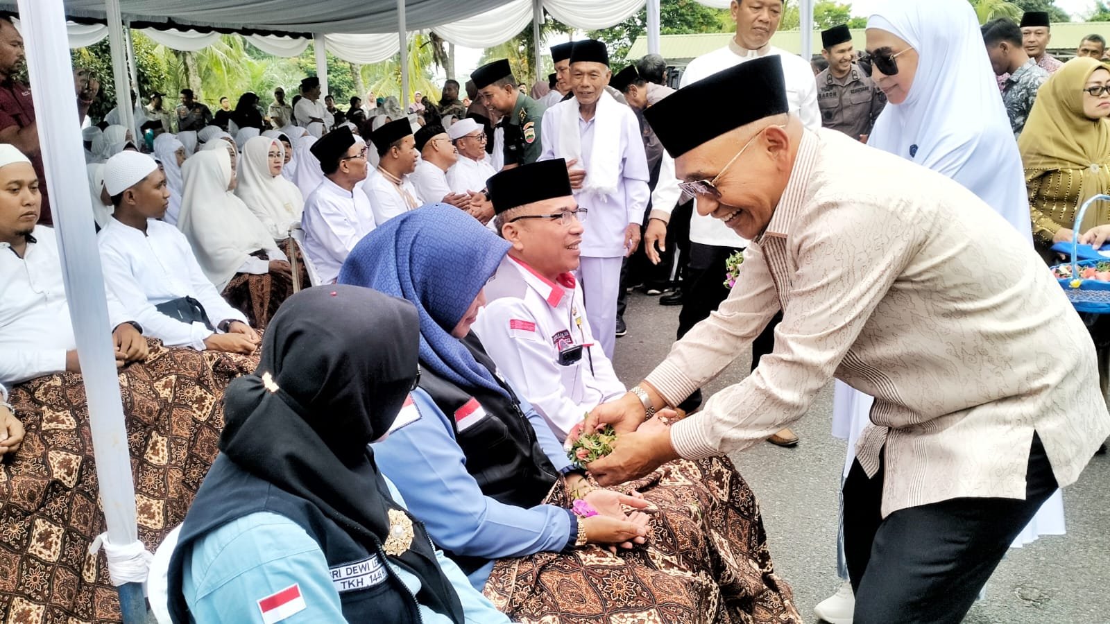 Bupati Simalungun saat tepung tawari 212 Jamaah Calhaj Tahun 1446 H/2025 M.