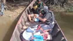 Tim Gabungan F1QR Pangkalan TNI AL Tanjungbalai Asahan dan Tim Giat Intelijen Maritim Pangkalan Utama TNI AL saat mengamankan tersangka dan barang bukti sabu serta saat memeriksa sampan kaluk yang dipakai oleh tersangka.