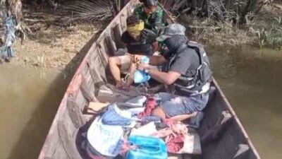 Tim Gabungan F1QR Pangkalan TNI AL Tanjungbalai Asahan dan Tim Giat Intelijen Maritim Pangkalan Utama TNI AL saat mengamankan tersangka dan barang bukti sabu serta saat memeriksa sampan kaluk yang dipakai oleh tersangka.