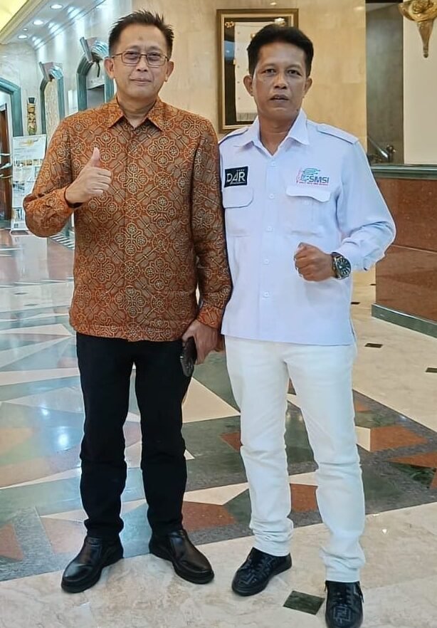 Wakil Ketua Dewan Pers Totok Suryanto foto dengan Ketua SMSI (Serikat Media Siber Indonesia) Kabupaten Serdang Bedagai Zuhari di Hotel The Jayakarta Jakarta, Selasa (20/5/2025)