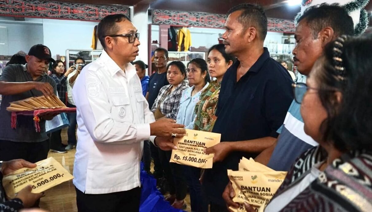 Bupati Taput JTP Hutabarat menyerahkan santunan Rp 15 juta per orang untuk korban bencana banjir/longsor tahun 2025 lalu.