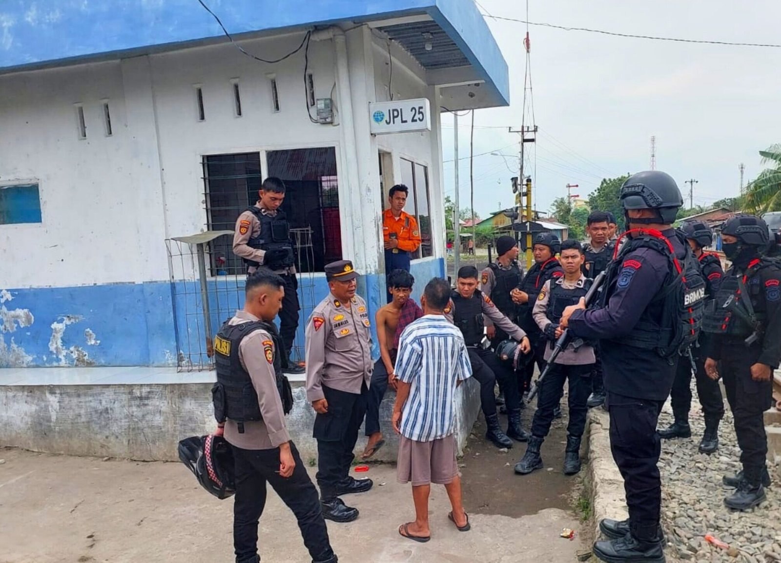 Tim Gabungan Brimob dan Polresta Belawan Melakukan Patroli dikawasan Belawan sekitarnya, Rabu ( 20/1).