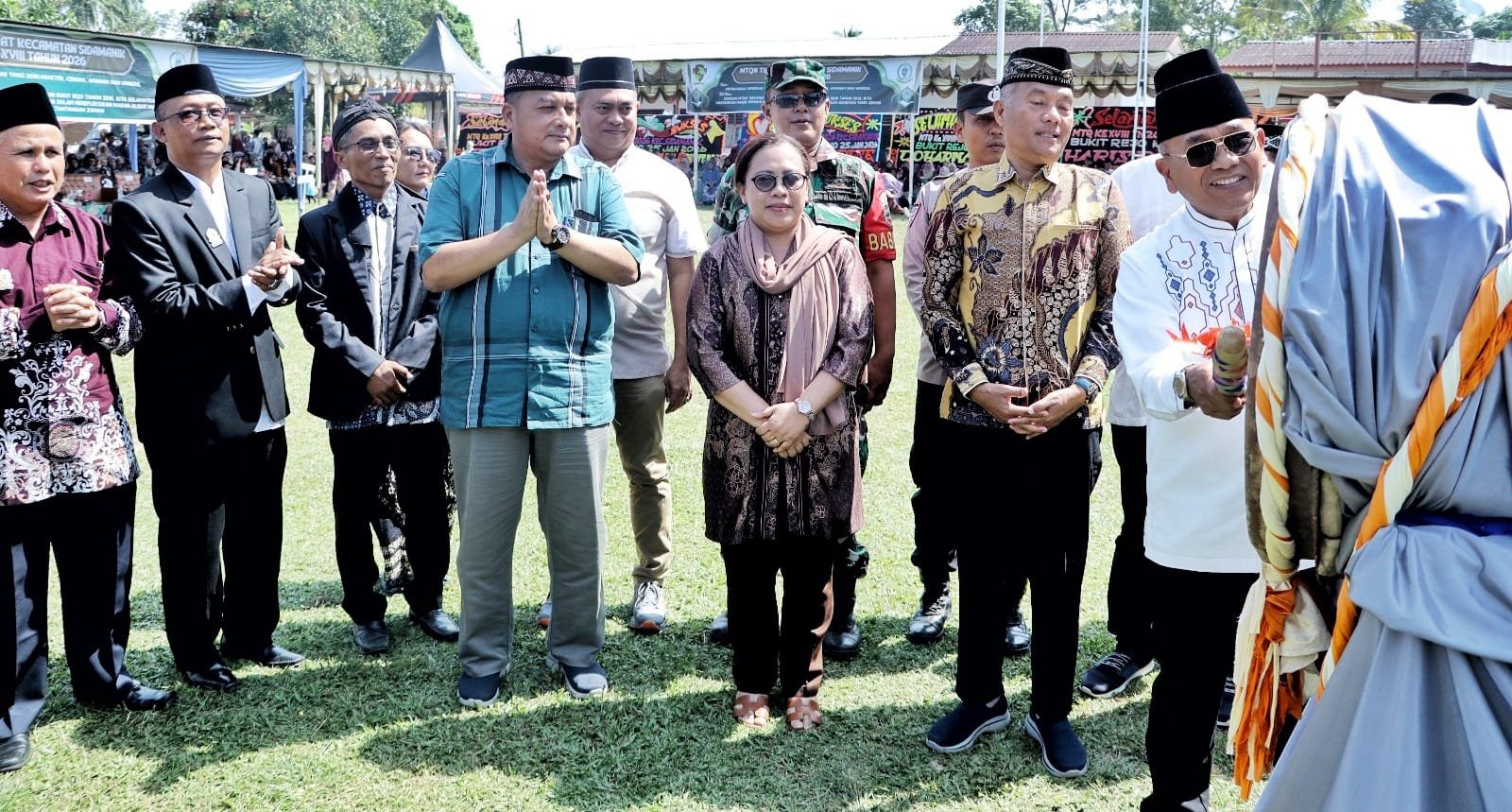 Bupati Simalungun pukul beduq tanda dibuka MTQN Ke-18 Tingkat Kecamatan Sidamanik Tahun 2026.