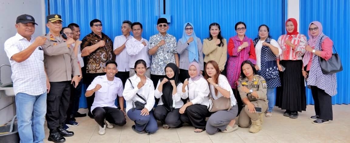 Bupati Simalungun (pakai peci) saat bersama usai paunching SPPG Makan Bergizi Gratis Ala Delphi. 