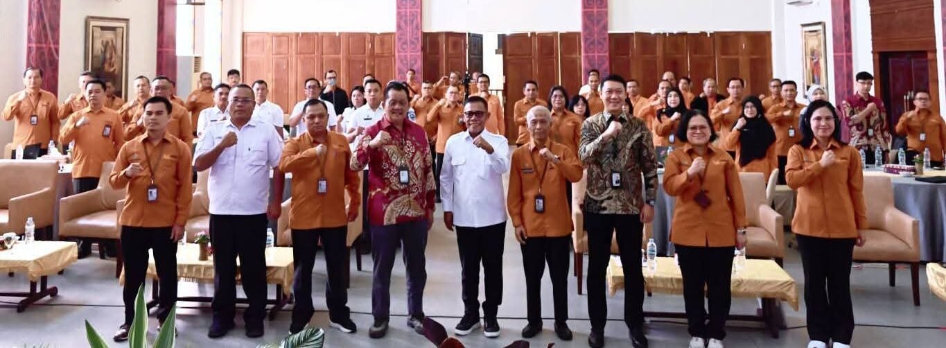 Bupati Tapteng Masinton Pasaribu, SH, MH foto bersama usai menghadiri rapat pimpinan Kepala BPS Kabupaten/Kota Se-Sumut di Ball Room Pia Hotel Pandan, Rabu (21/1/2026).