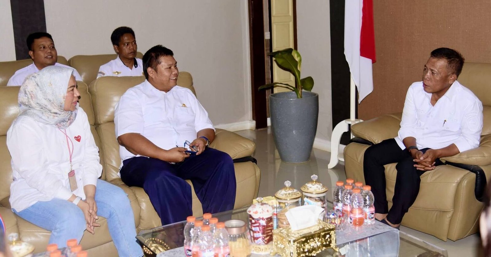 Bupati Tapteng Masinton Pasaribu, SH, MH saat menerima kunjungan area Manager Sumatera Aceh Lion Group dan kepala UPBU FL.Tobing diruang kerjanya, Rabu (21/1/2026).