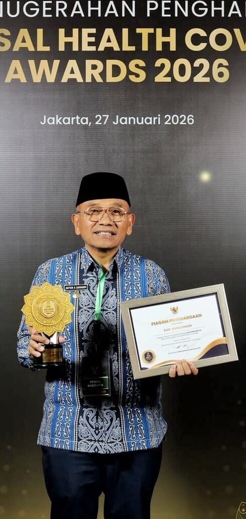 Bupati Simalungun, Dr. H. Anton Achmad Saragih, secara resmi menerima Penghargaan UHC kategori Pemerintah Level Madya.  