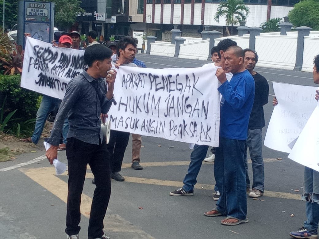 Massa dari GPAK Kota Medan berorasi dan membentangkan spanduk di depan kantor Wali Kota Medan di Jalan Kapten Maulana Lubis No.1, Petisah Tengah, Kecamatan Medan Petisah.