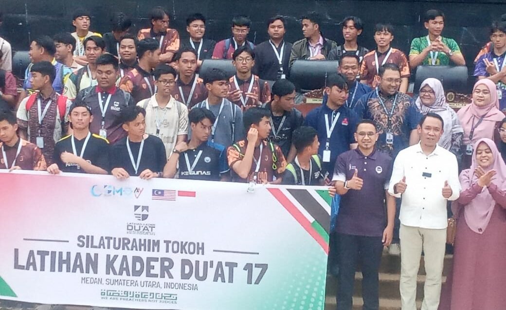 Anggota DPRD Sumut dari Fraksi Partai Keadilan Sejahtera (PKS) DPRD Sumut Dr.H.Hariyanto, Lc, MA (kanan) saat berada di ruang rapat paripurna guna mendampingi studi tour para pelajar SMA swasta Malaysia ke DPRD Sumut. 