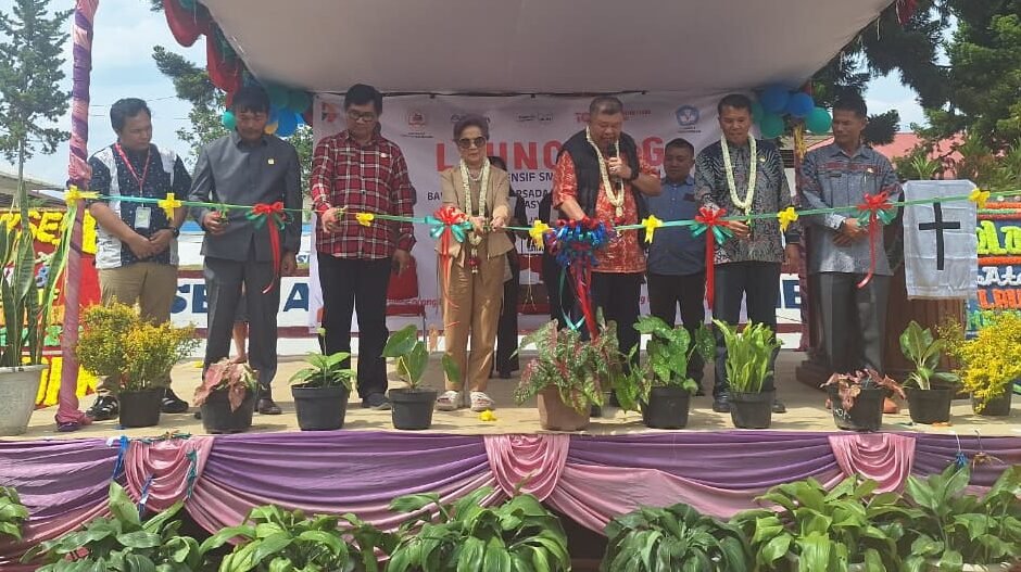 Acara launching program Bimbel Intensif di SMA I Pangaribuan Taput dihadiri Miranda Gultom mantan Deputi BI.