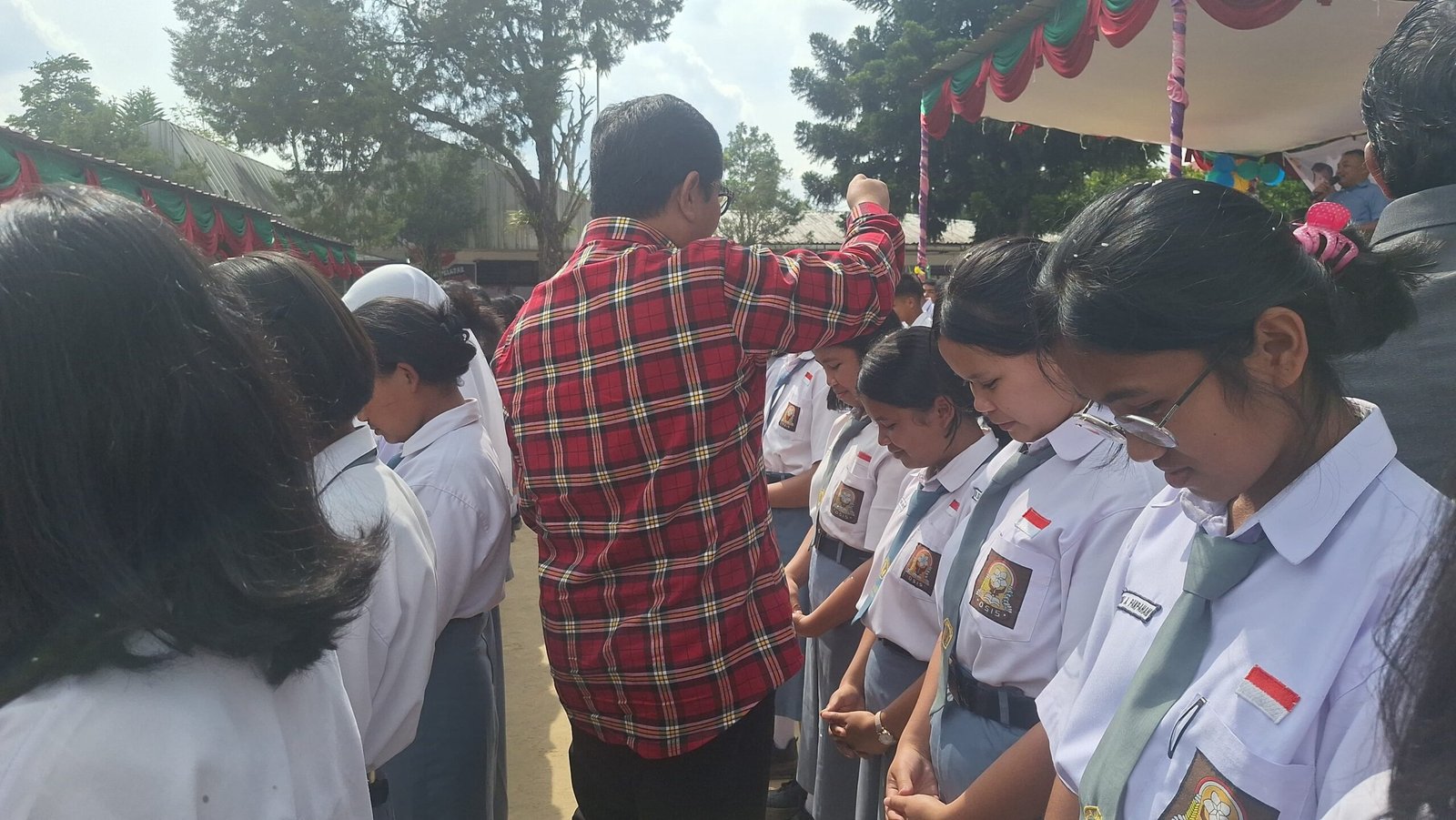 Acara launching program Bimbel Intensif di SMA I Pangaribuan Taput dihadiri Miranda Gultom mantan Deputi BI. 