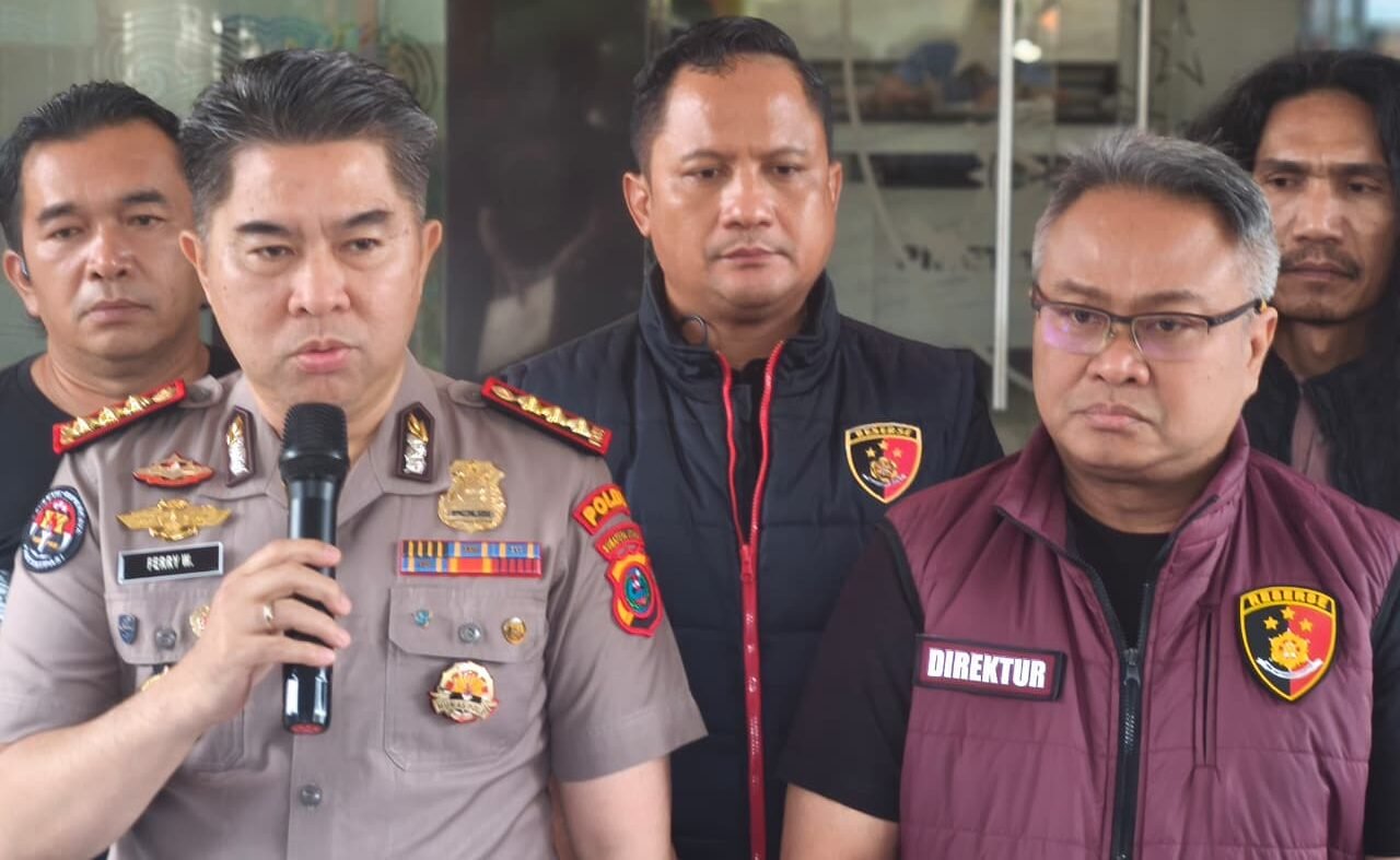 Direktur Reserse Kriminal Umum Polda Sumut Kombes Pol Ricko Taruna Mauruh didampingi Kabid Humas Kombes Pol Dr.Ferry Walintukan saat memaparkan kasus pencurian kekerasan ( curas ) terhadap anak di Marelan,Minggu (25/1) di Mapoldasu Medan.