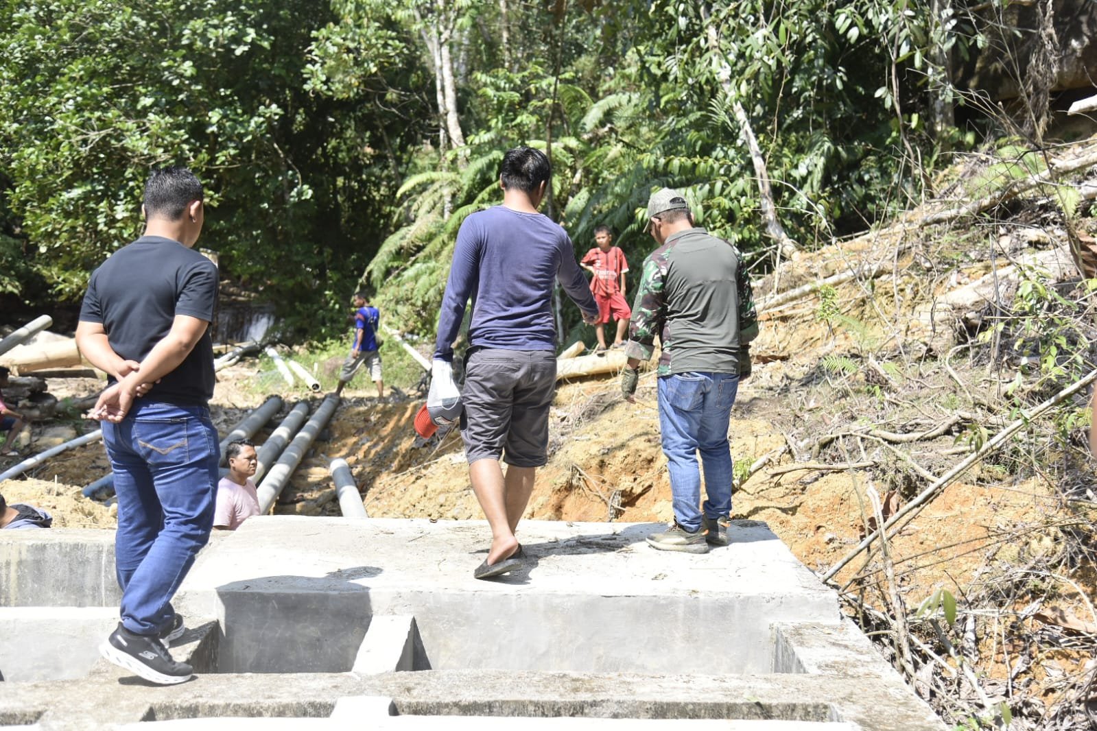 Bupati Tapteng Masinton Pasaribu saat meninjau sumber air di Desa Sipan, Kecamatan Sarudik Tapteng, Minggu (25/1/2026)..