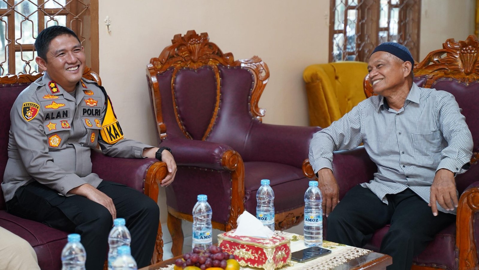 Kapolres Tapteng AKBP M. Alan Haikel saat bersilahturahmi ke kediaman ketua MUI Tapteng, Rabu (21/1/2026).
