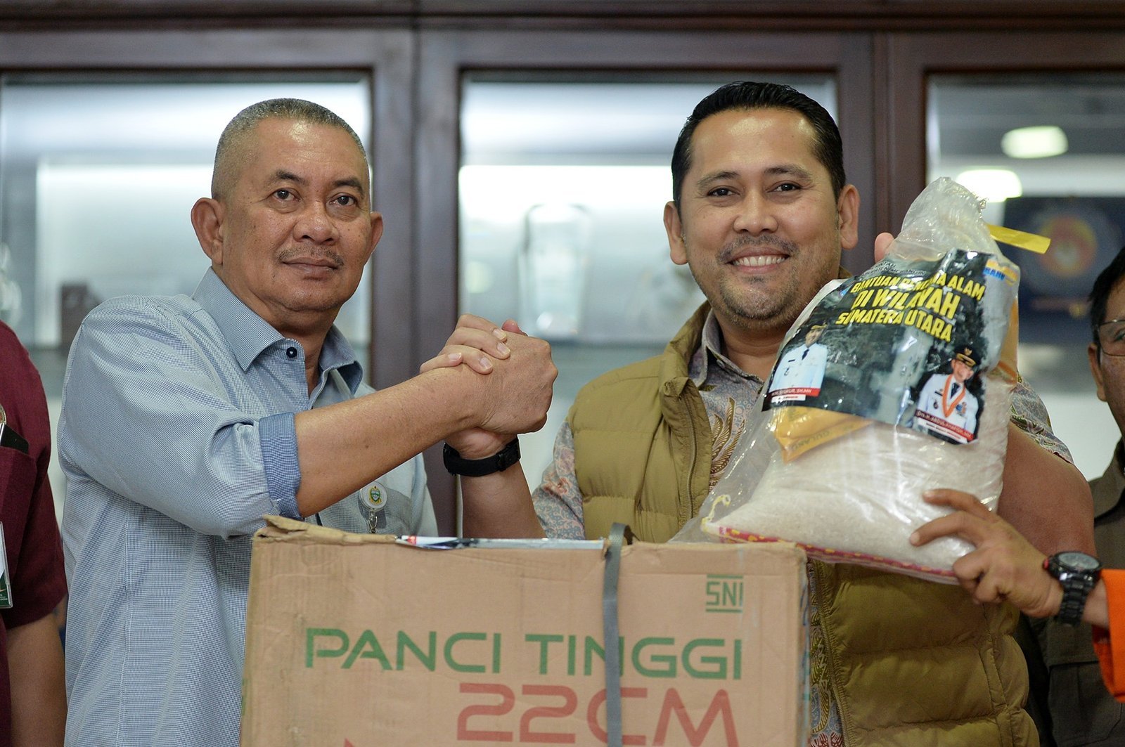 Pj Sekretaris Daerah Provinsi Sumut Sulaiman Harahap menerima bantuan kemanusiaan dari Pemerintah Kabupaten Merangin, Provinsi Jambi, untuk penanganan bencana alam di Sumut, Selasa (20/1/2026). Bantuan tersebut diserahkan langsung Bupati Merangin M Syukur secara simbolis di Kantor Gubernur Sumut Jalan Diponegoro Medan.